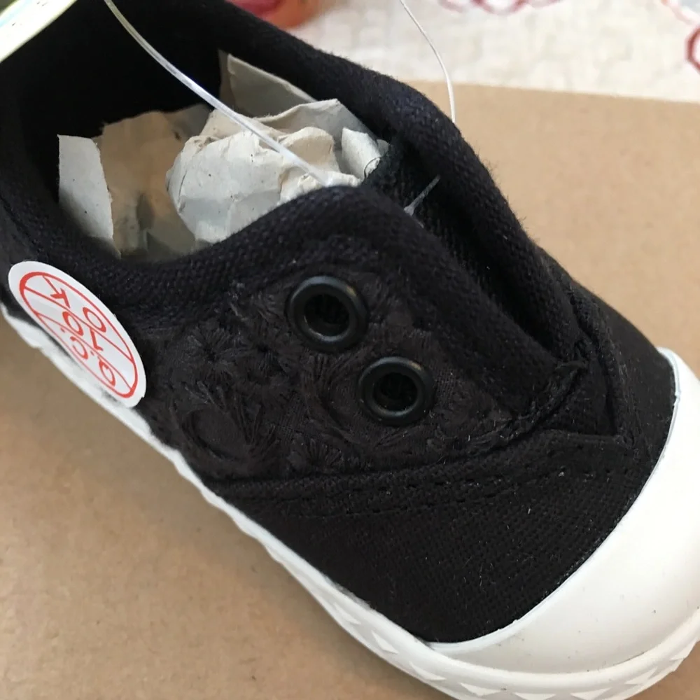 New adorable  Toms tiny Zuma black eyelet shoes  2